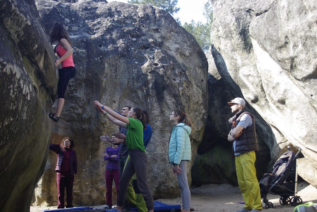 Escalade à Fontainebleau - Grimpeur sur un bloc de la forêt