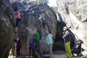 Escalade à Fontainebleau - Grimpeur sur un bloc de la forêt